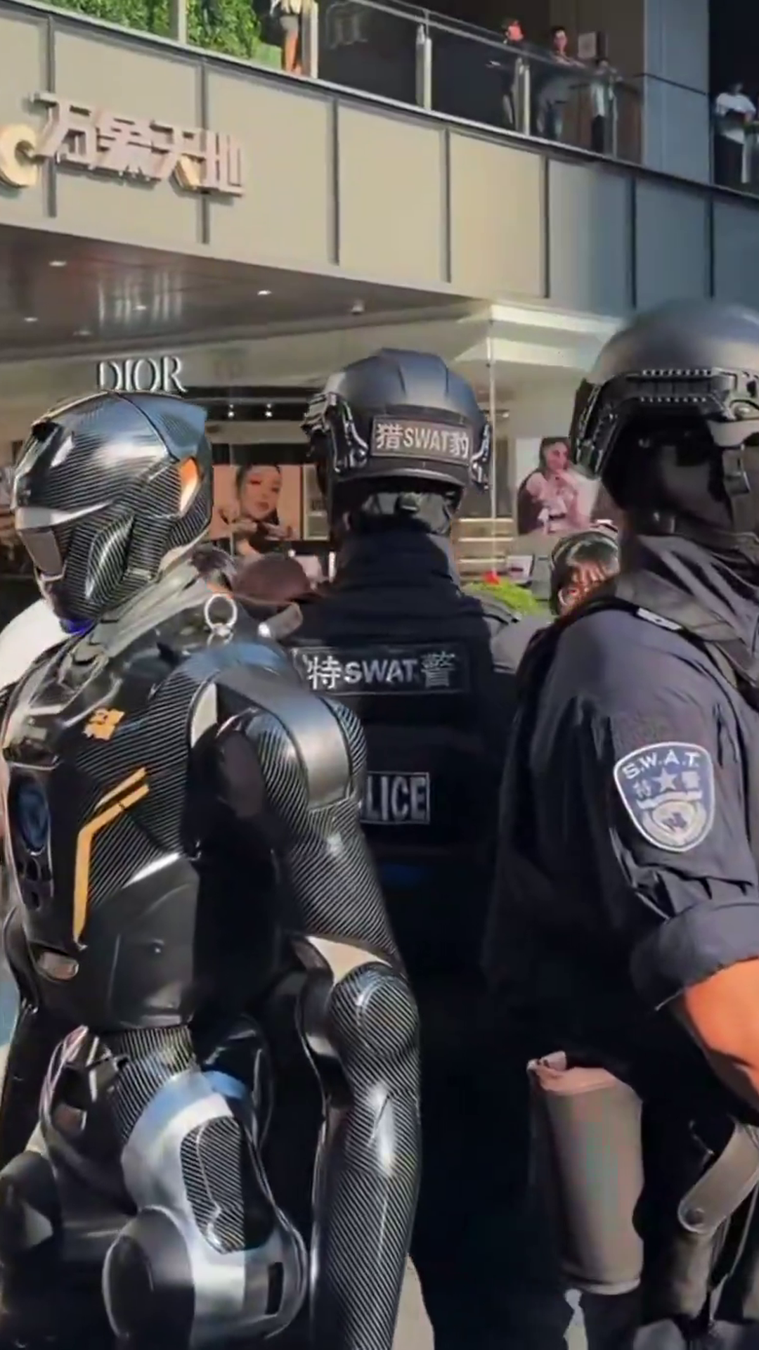 EngineAI's T800 Humanoid Walks With SWAT in Shenzhen - The $25K Robot Going Viral